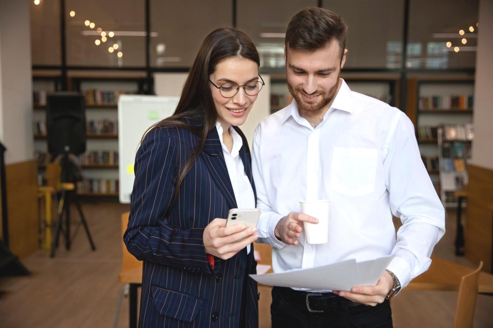 Finanzanalyst arbeitet mit komplexen Datenmodellen am Computer