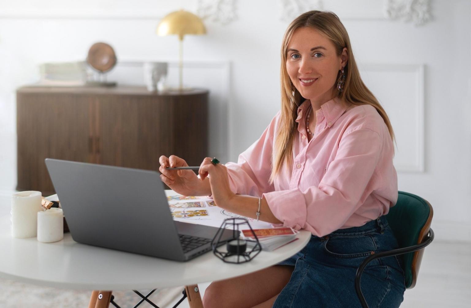 Moderne Arbeitsplätze in einem Finanzunternehmen mit mehreren Monitoren